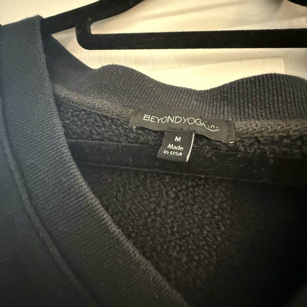 Beyond Yoga Black V-Neck Sweater - Picture 4 of 4